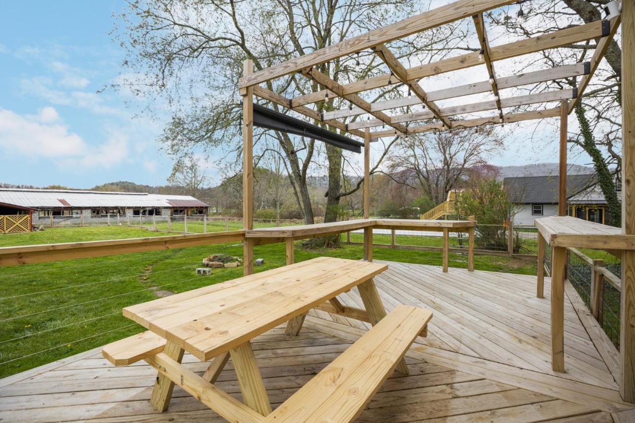 Charming 4 Bedroom Farmhouse With Large Backyard For Entertaining Mountain City Eksteriør bilde